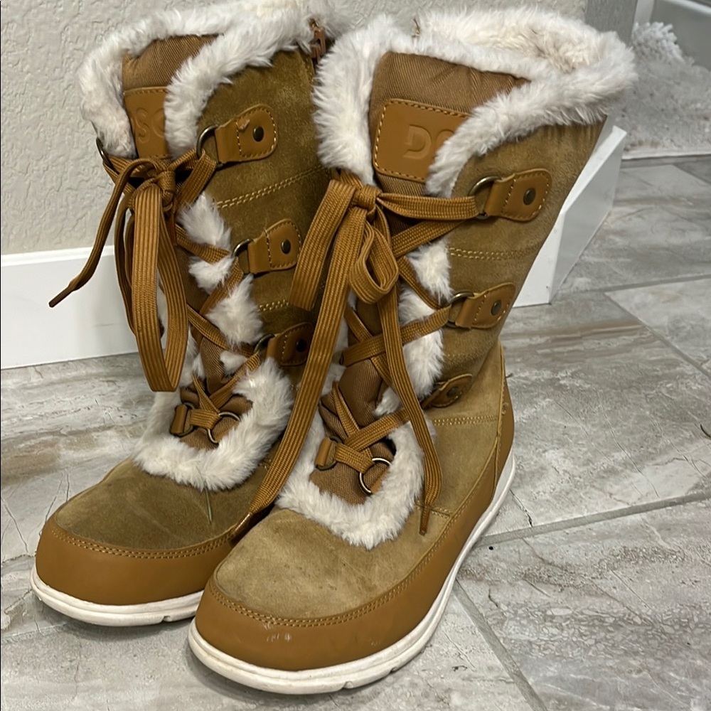 DSG Tan and White Winter Rain Boots with Faux Fur